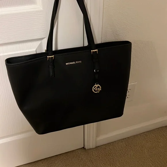 Michael Kors tote with inside zip pocket for laptop - Picture 1 of 1